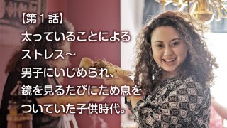 レストランで料理を持っている、ぽっちゃりした笑顔の女性